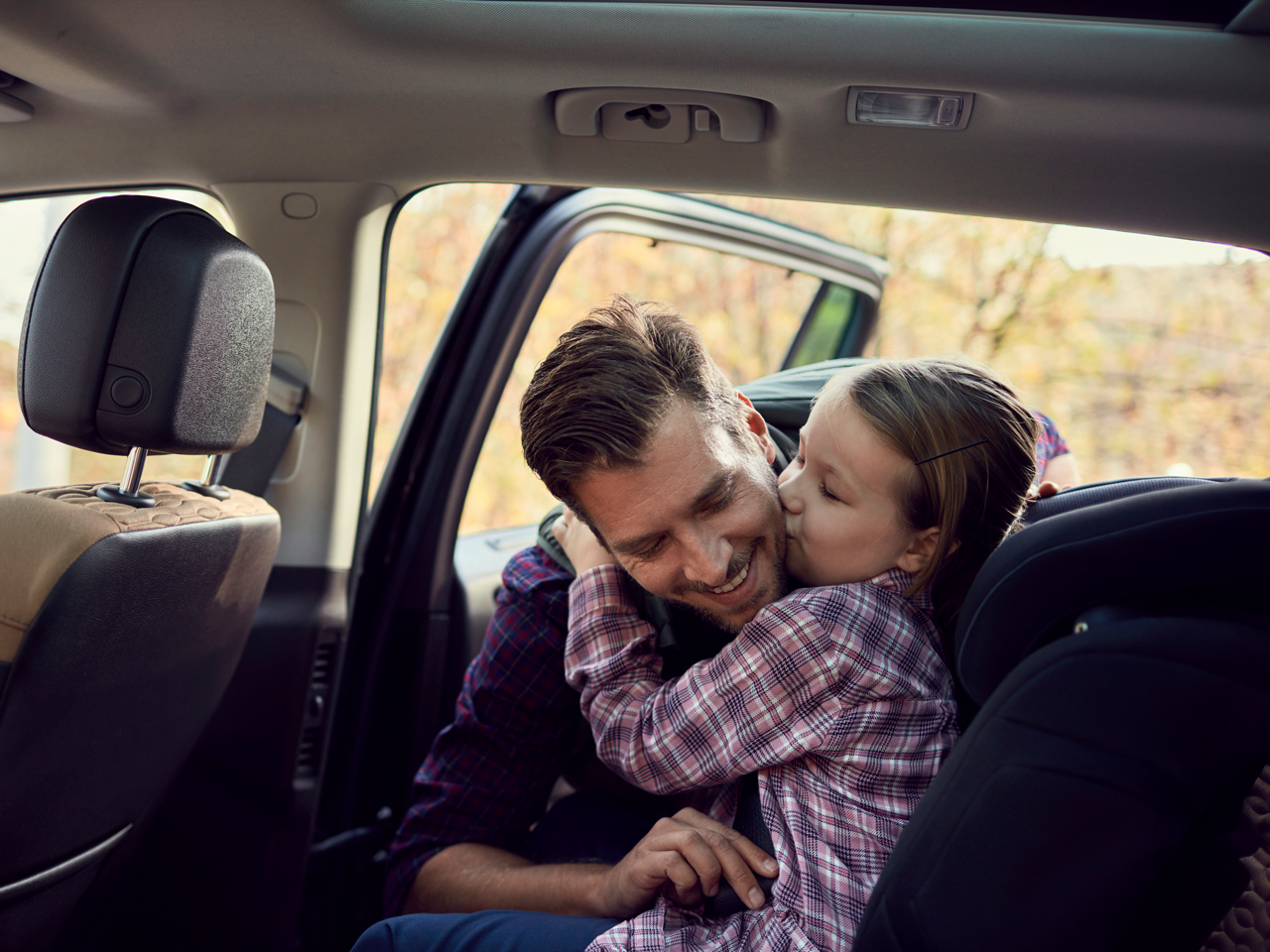 Отец и дочь в машине. Фото папы и дочи на машине. Father in the car. Машины для семьи Сиат. Daughter abuse